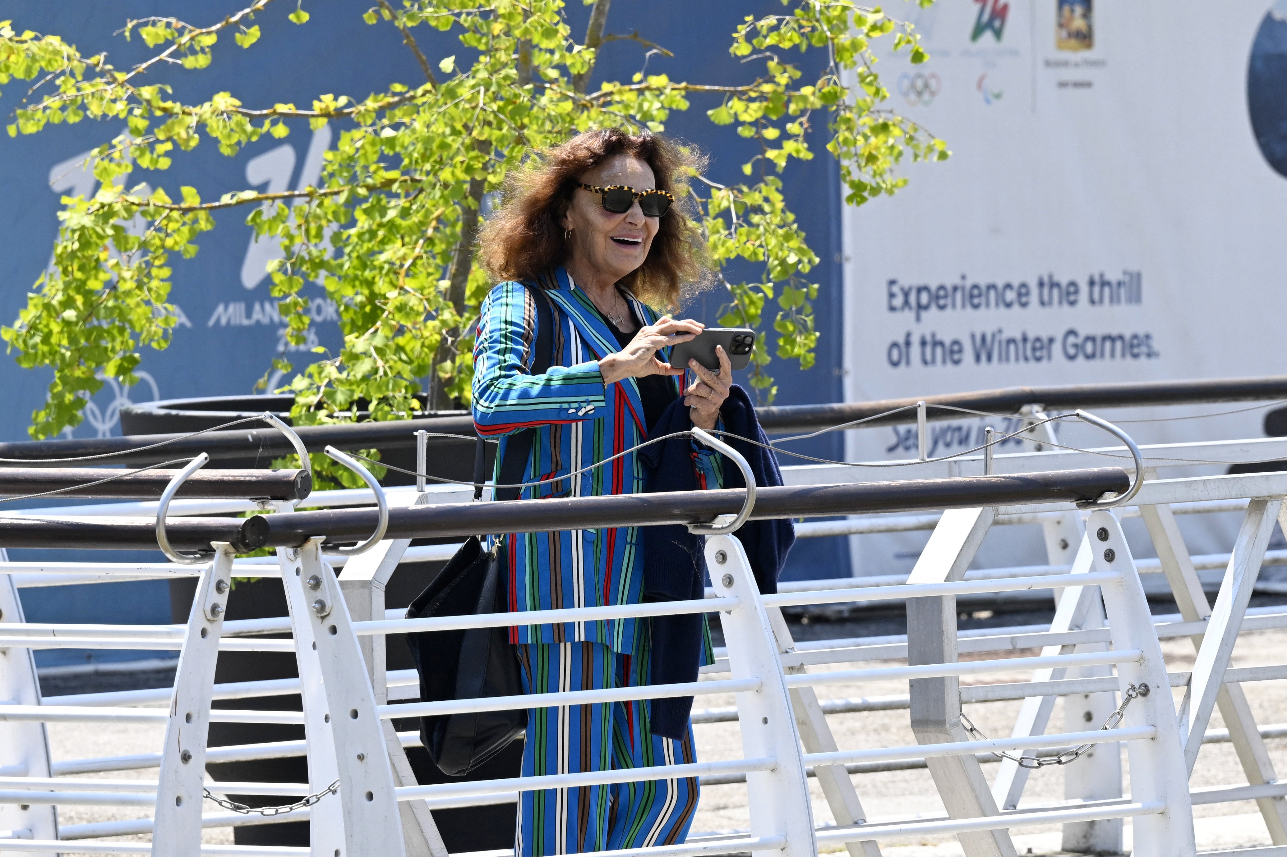 Diane von Fürstenberg turns up solo at the Venice Marco Polo airport