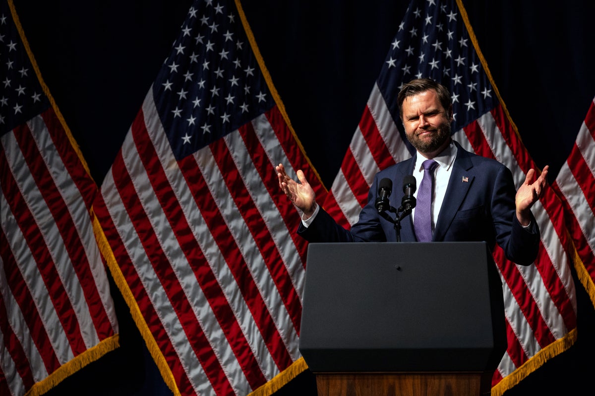 JD Vance flips the bird during Ohio Republican dinner speech