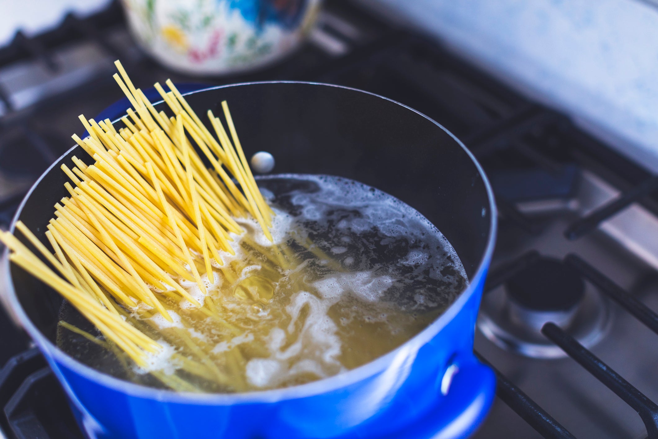 Cooking spaghetti in a pot