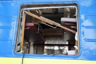 Le dormeur endommagé est vu après une attaque de missile balistique russe sur Dnipro