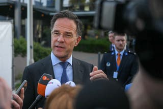 Le directeur exécutif de l'OTAN, Mark Latte, travaille sur la presse passante au sommet national et gouvernemental de l'OTAN de Haye