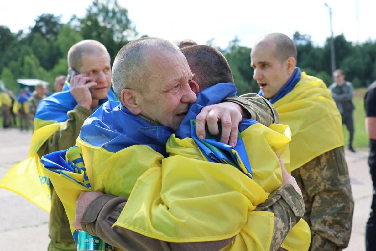 Ukraine’s Mariupol ‘heroes’ returned in prisoner swap as Kyiv halts Moscow’s Sumy advance