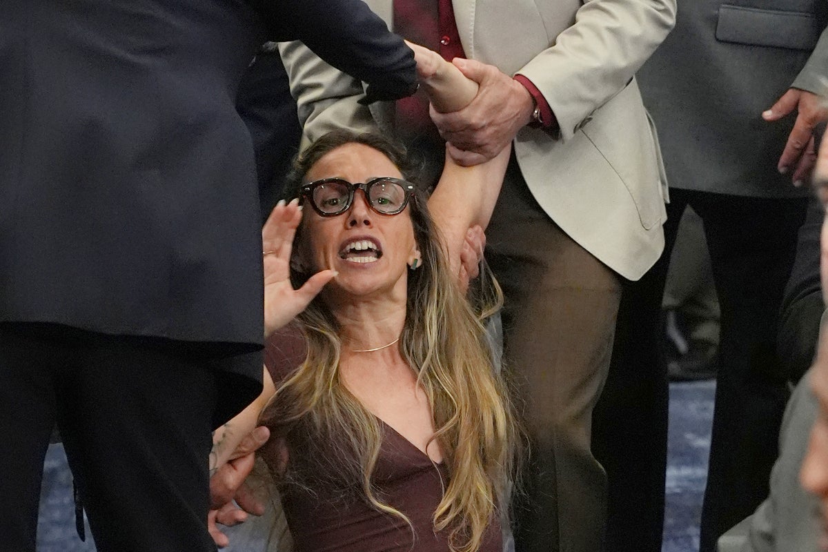 https://static.independent.co.uk/2025/06/26/16/39/Immigration-Florida-9wzqldav.jpeg?width=1200&height=800&crop=1200:800