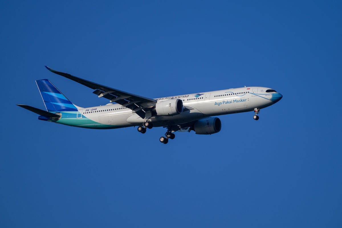 Entire flight crew suspended after search for passenger’s stolen phone