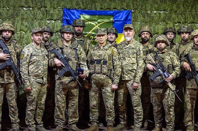 <p>Commander-in-Chief of the Armed Forces of Ukraine Oleksandr Syrskyi (C) posing for the picture with servicemen as he visits the front line in Sumy region</p>