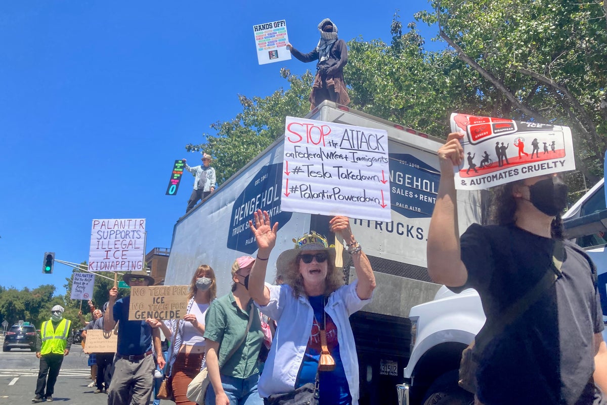 Protesters blockade Palantir’s offices calling for an end to ‘totalitarian police surveillance’ as tech company aids ICE deportations
