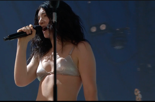 Lorde realizando un conjunto secreto en el Festival de Glastonbury