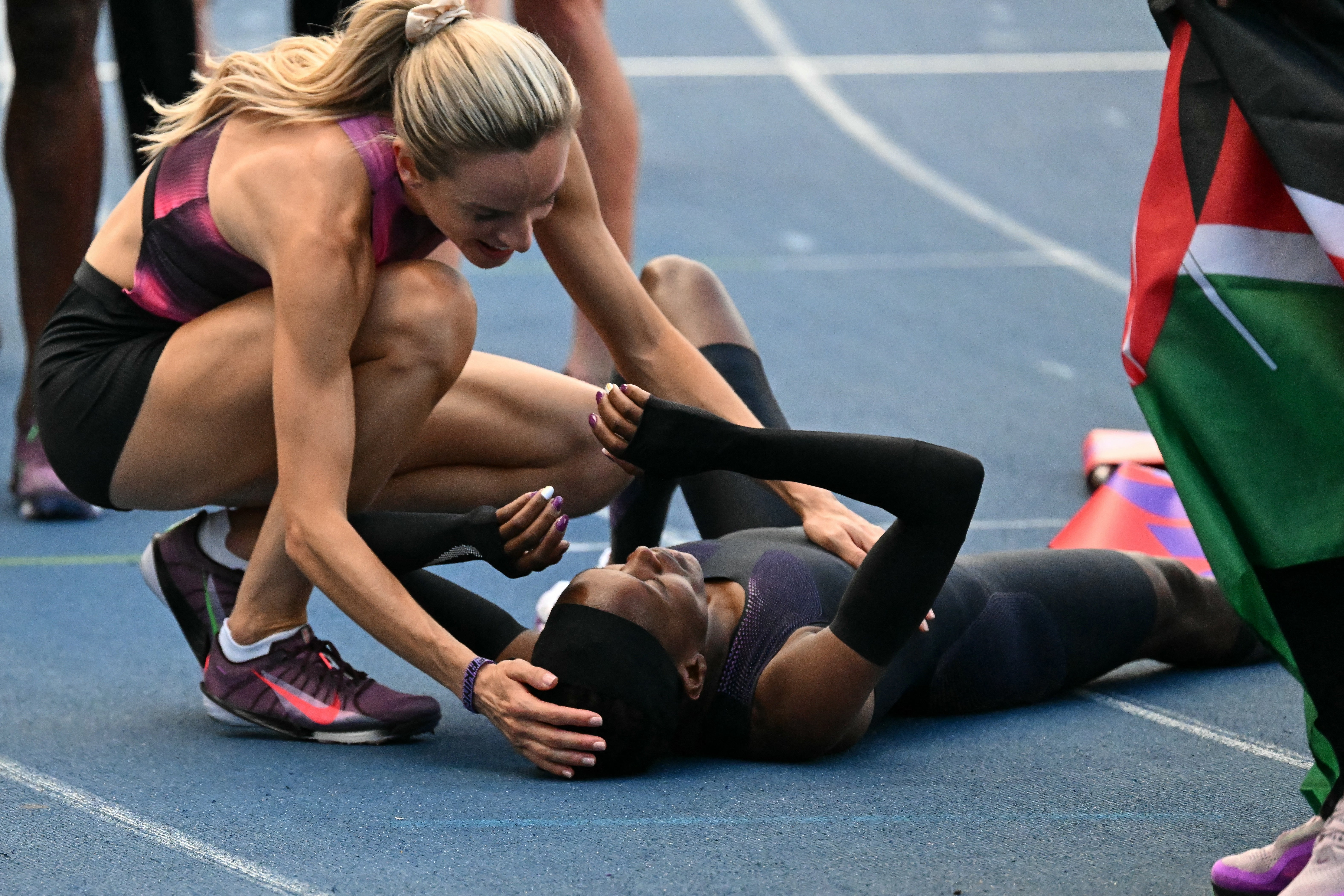 Georgia Hunter Bell embraces Faith Kipyegon