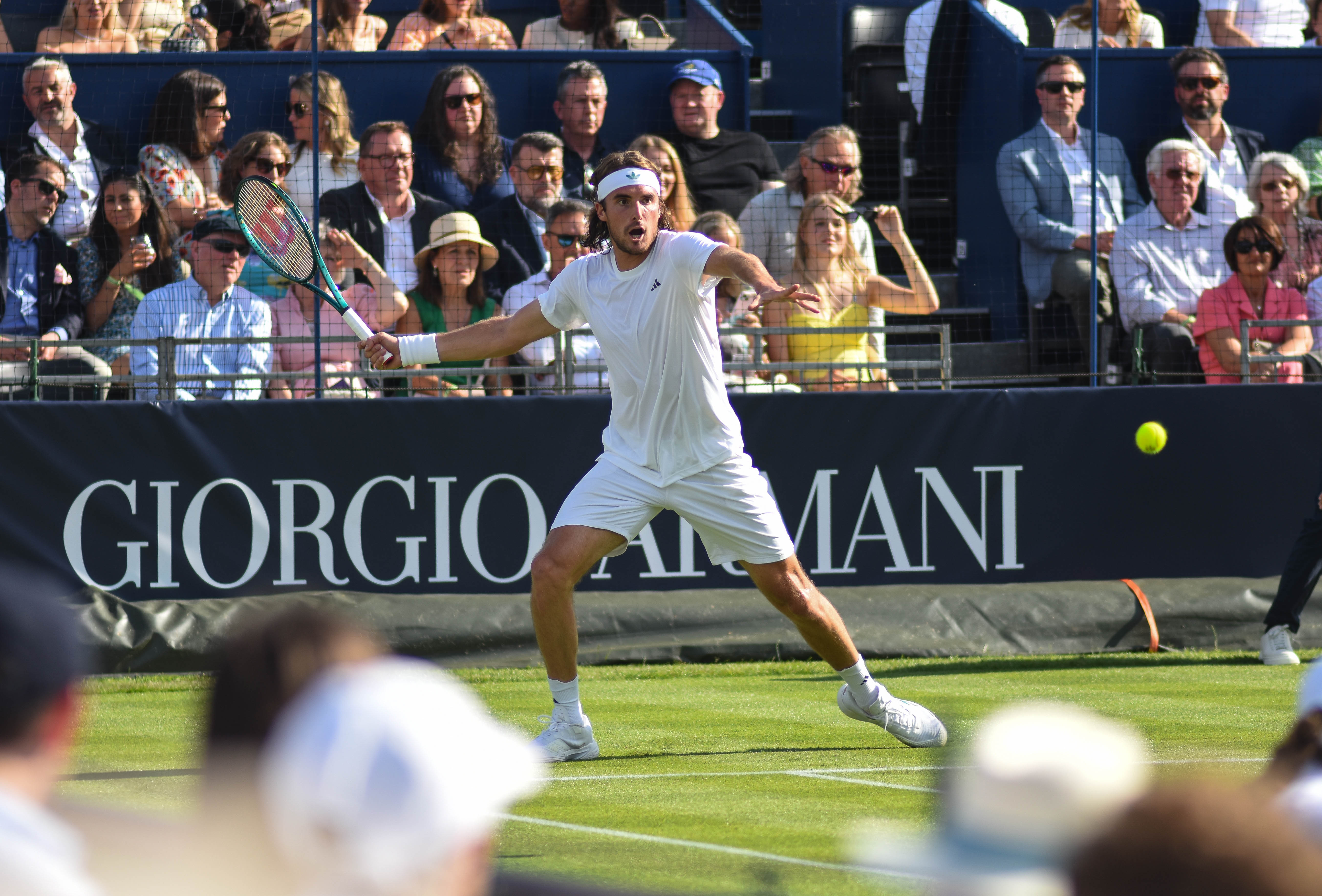 Stefanos tsitsipas hofft, nach einer harten Jahreszeit irgendeine Form im Gras zu finden