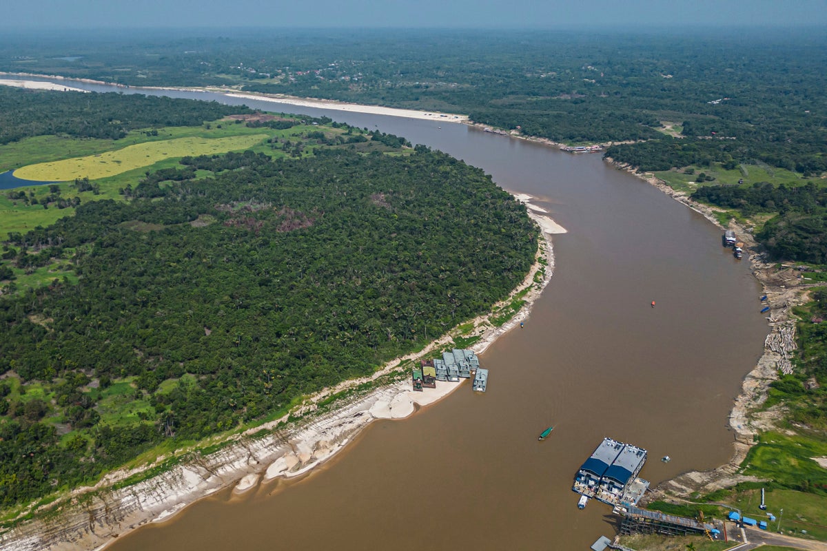 Peru's Amazon communities accuse the state of failing to stop mercury pollution from illegal mining
