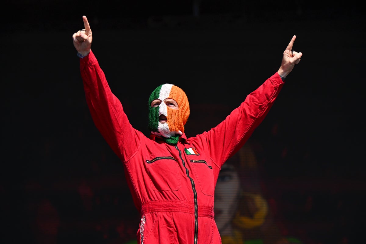 Glastonbury 2025 live: Kneecap lead thousands of fans in anti-Keir Starmer chant