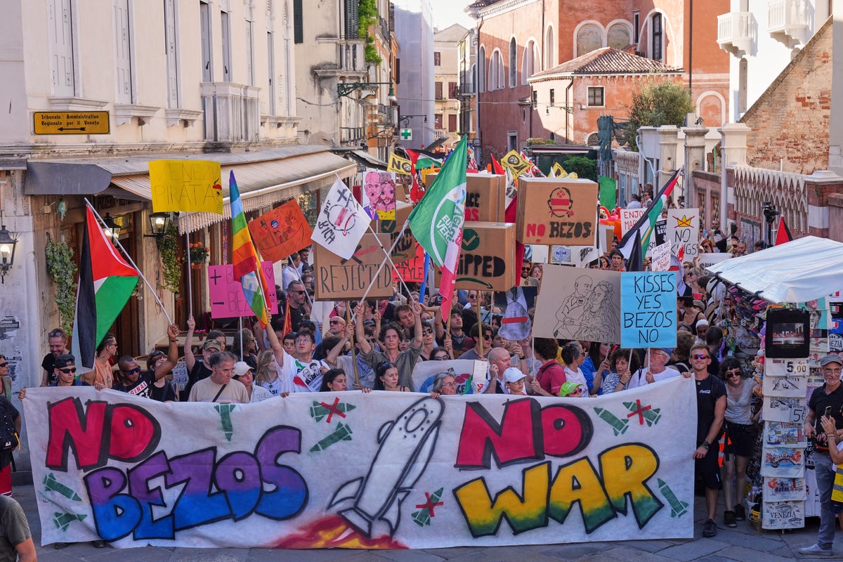 ‘Kisses yes, Bezos No,’ protesters say, as Bezos wedding bonanza divides Venice