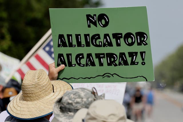 <p>Un manifestante se pronuncia en contra de la apertura del nuevo centro de detención en Everglades, Florida</p>