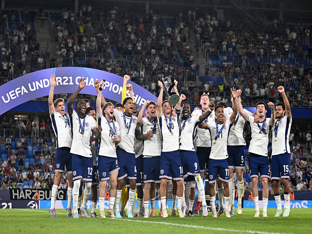 England U21 players celebrating their victory together