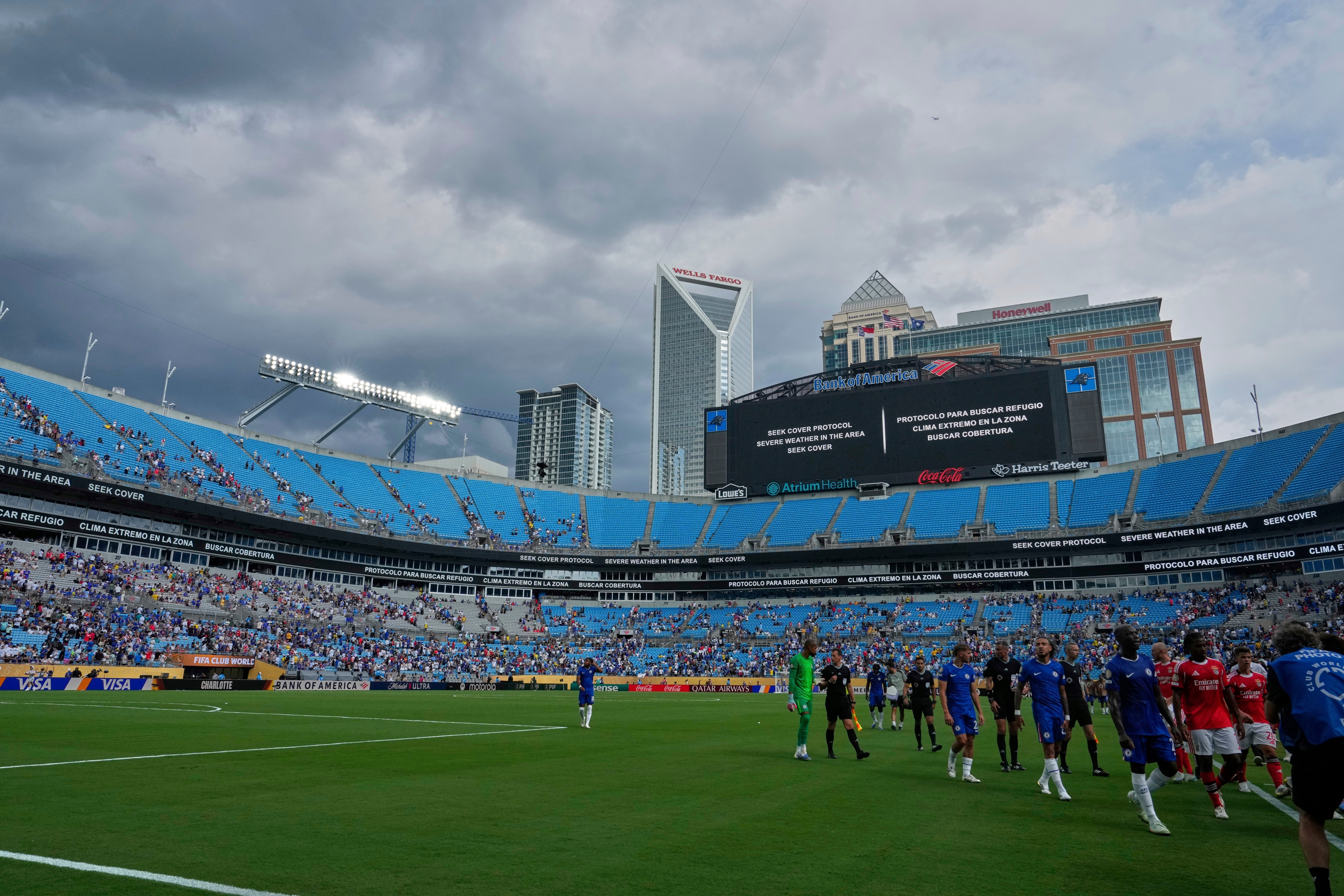 El choque de Chelsea con el Benfica soportó un retraso meteorológico de dos horas