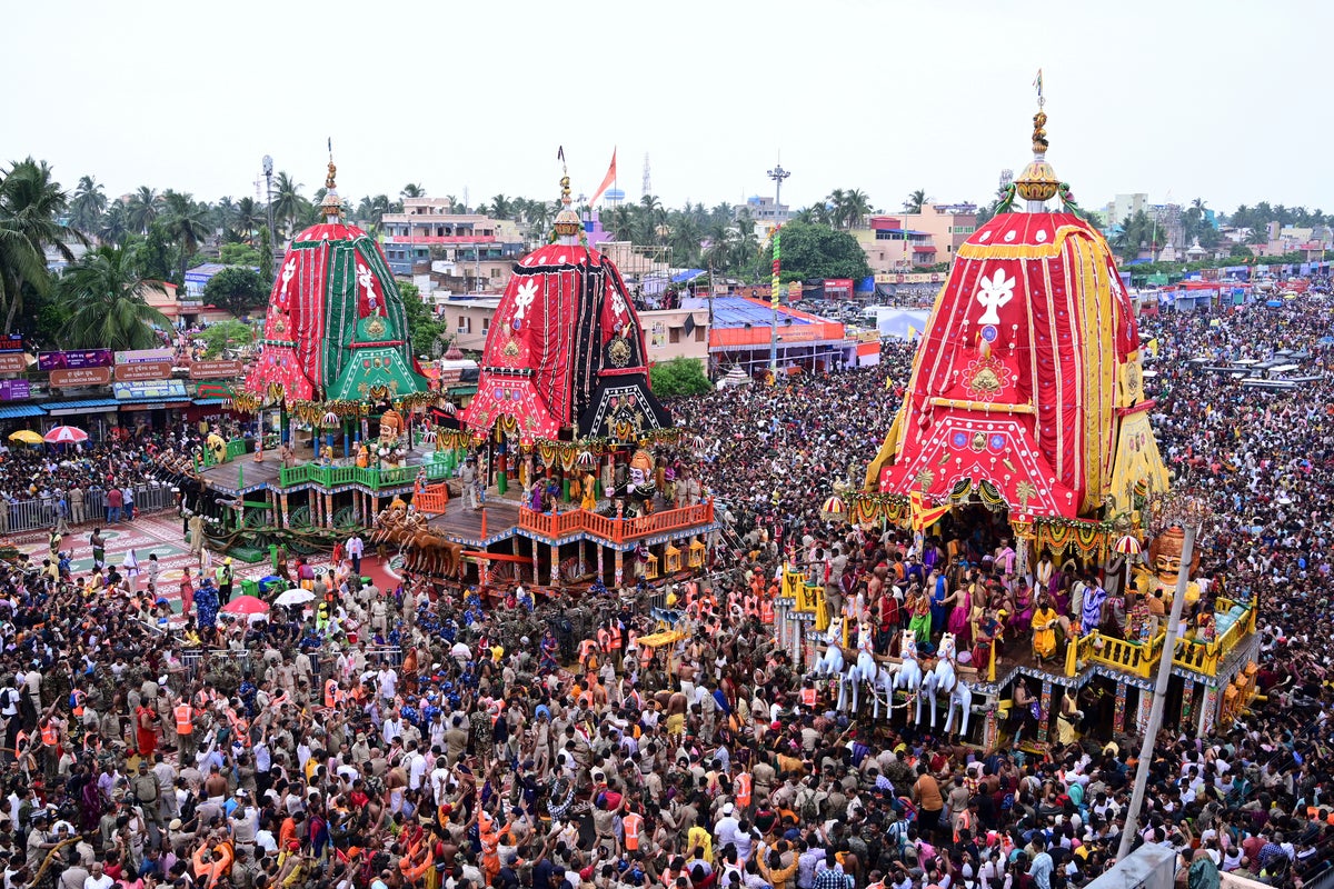 3 killed and over a dozen hospitalized as crowd surges at eastern India Hindu festival