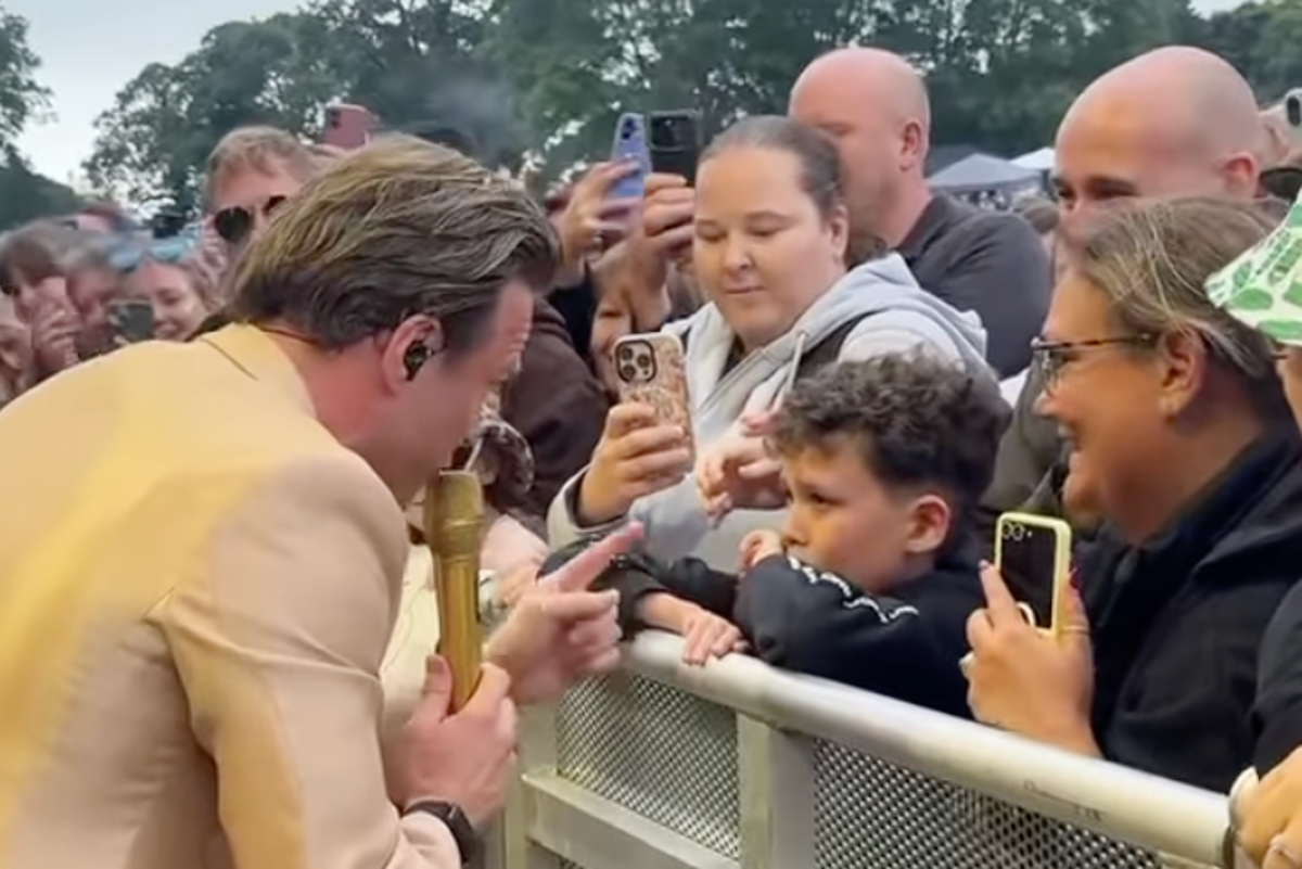 Heartwarming moment Olly Murs consoles young fan brought to tears over seeing idol
