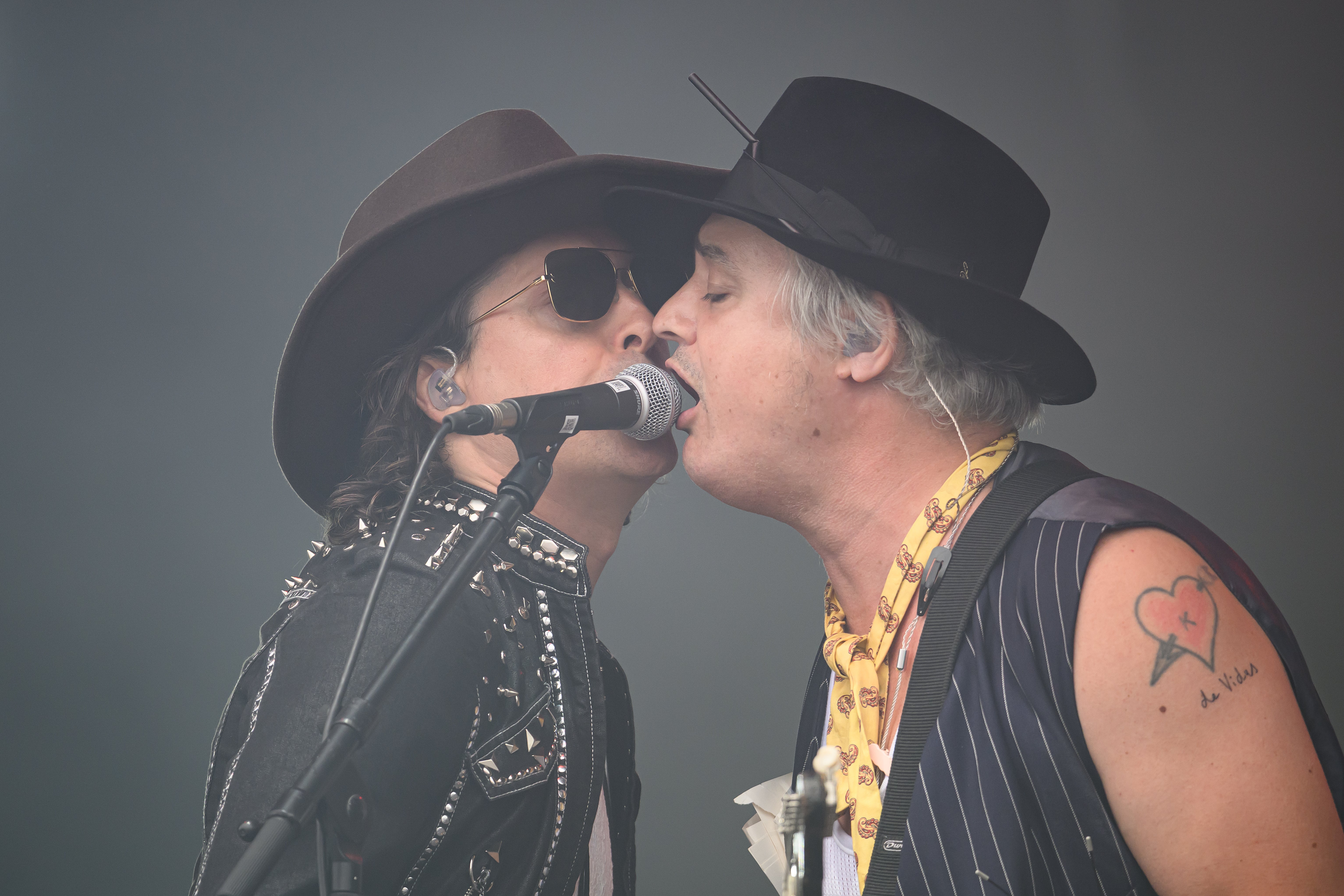 Carl Barât and Pete Doherty step onto stage ‘in their own little world’