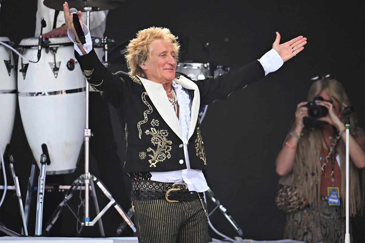 Glastonbury 2025 live: Rod Stewart brings out Ronnie Wood, Lulu and Mick Hucknall during Legends Slot performance