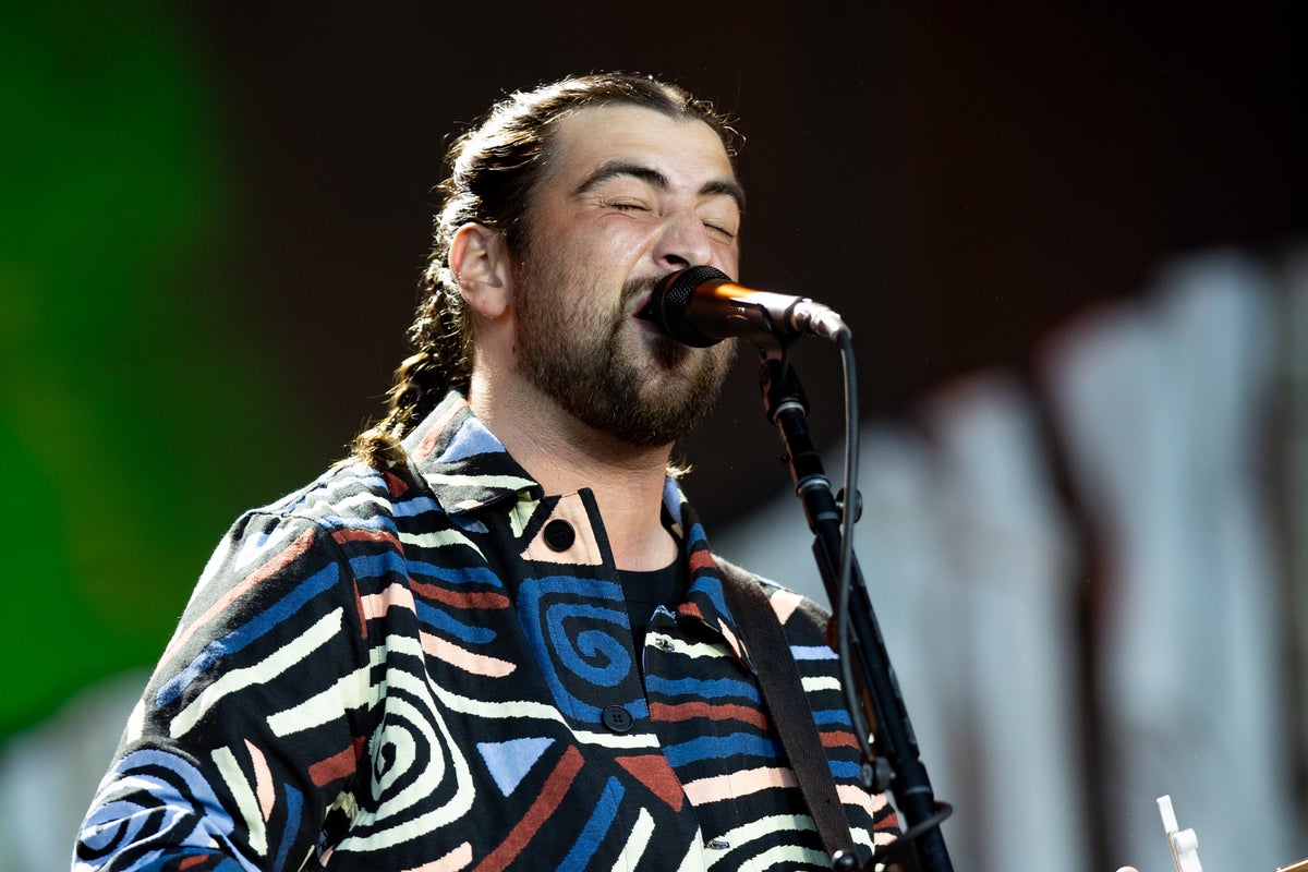 Noah Kahan admits he got famous UK landmark wrong