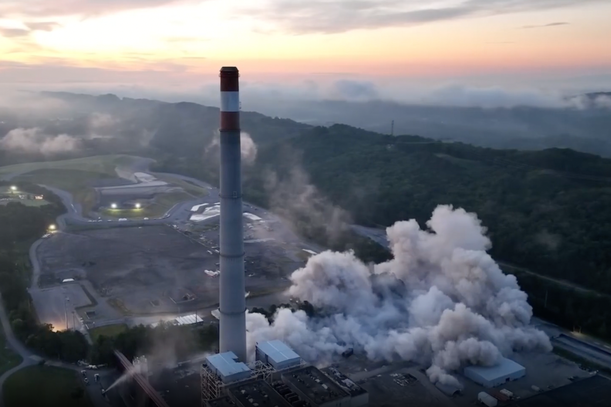 Chimney Explosion Huge explosion at Tennessee power plant topples chimneys – watch the ...