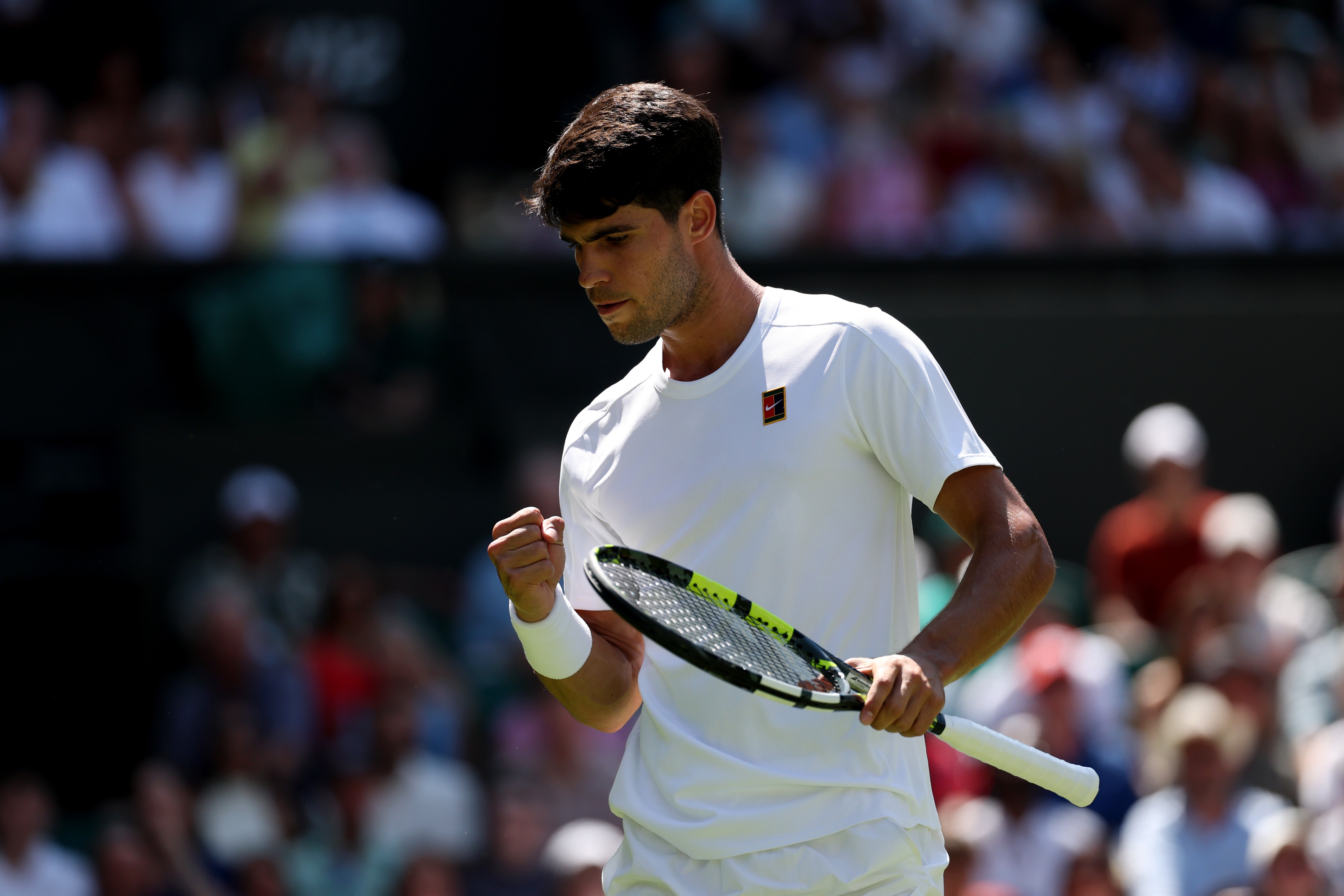 Carlos Alkaraj sobreviveu ao enorme susto para uma vitória épica de cinco sets na primeira rodada de Wimbledon