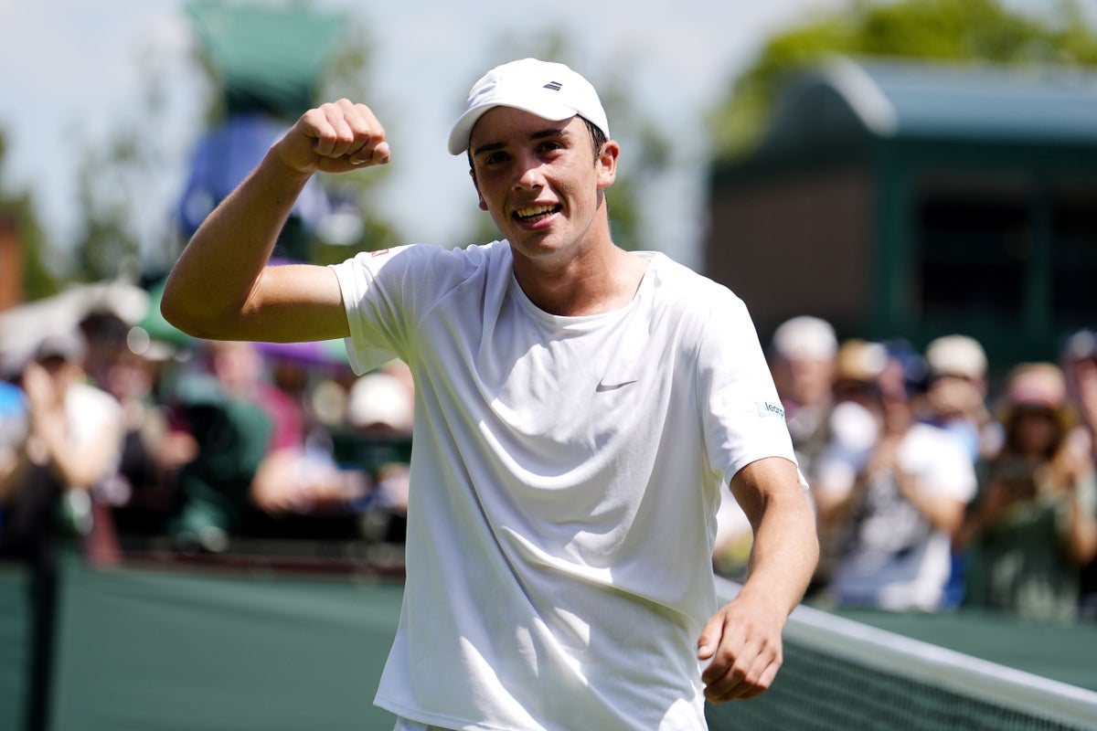 Tennis Qualifier Tarvet Faces Defending Champion Alcaraz at Wimbledon
