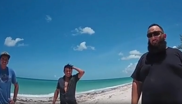 <p>Álvarez, a la izquierda, fue uno de los varios hombres que se lanzaron al agua para socorrer a la niña</p>