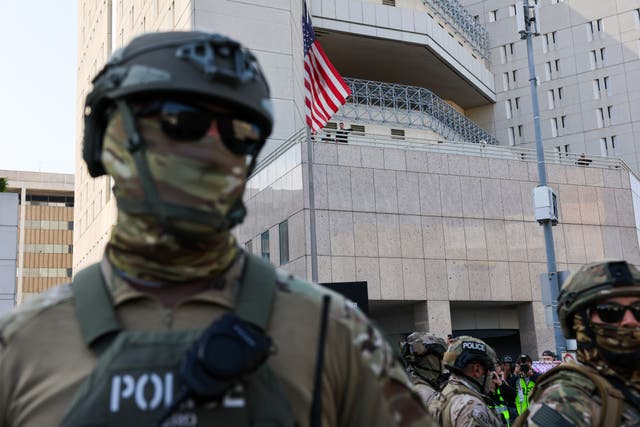<p>Agentes federales custodian un centro de detención del Servicio de Inmigración y Control de Aduanas (ICE) en el centro de Los Ángeles, el viernes 13 de junio de 2025</p>