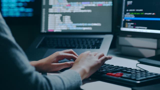 <p>An Iran-linked hacking group threatened to release emails they claim to have stolen from White House officials and advisers</p>