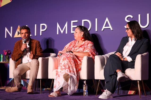 <p>Eugenio Derbez, Lighia Villalobos y Patricia Riggen en la Cumbre de Medios 2025 de NALIP</p>
