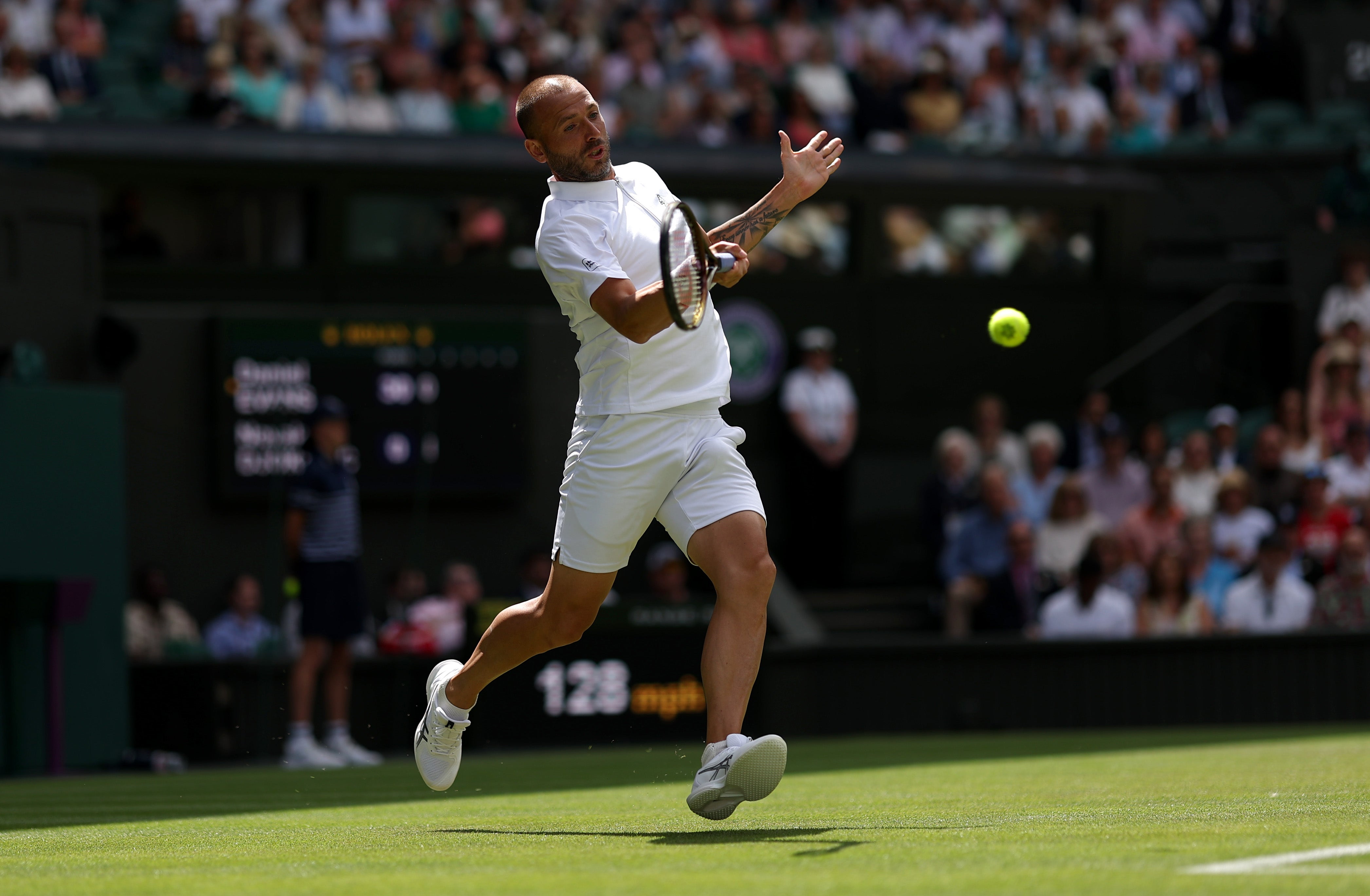 Evans keeping pace with Djokovic