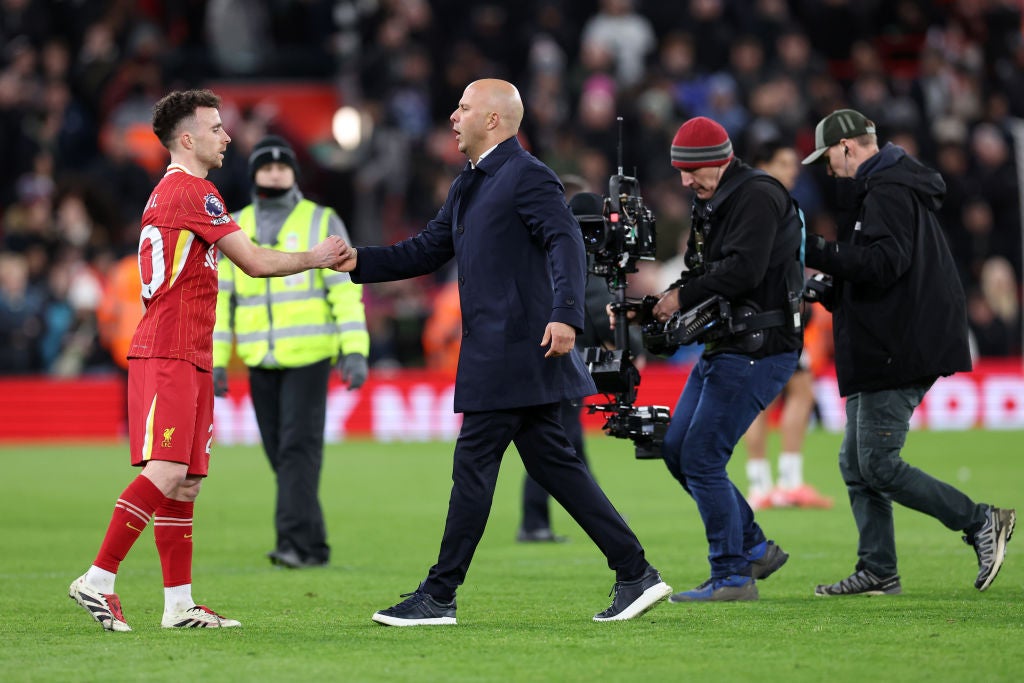 Arne Slot prestou uma homenagem emocional ao seu jogador, dizendo que o clube está em um estado de