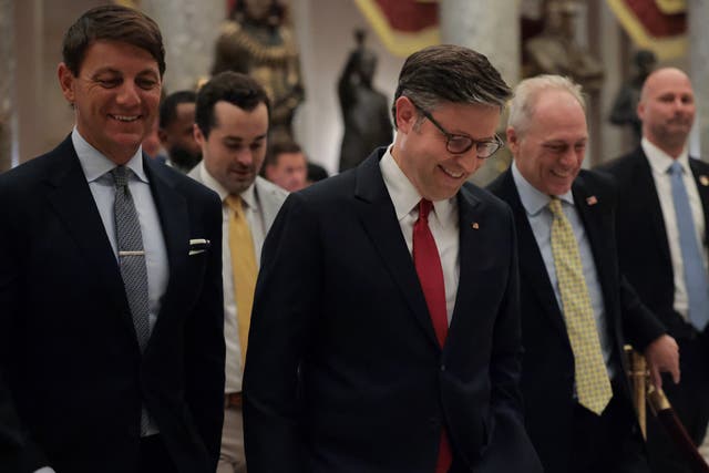 <p>Mike Johnson y los líderes republicanos de la Cámara de Representantes impulsaron la versión del Senado de la megaley fiscal en lugar de reelaborarla, lo que les permitió cumplir con el plazo de Trump</p>