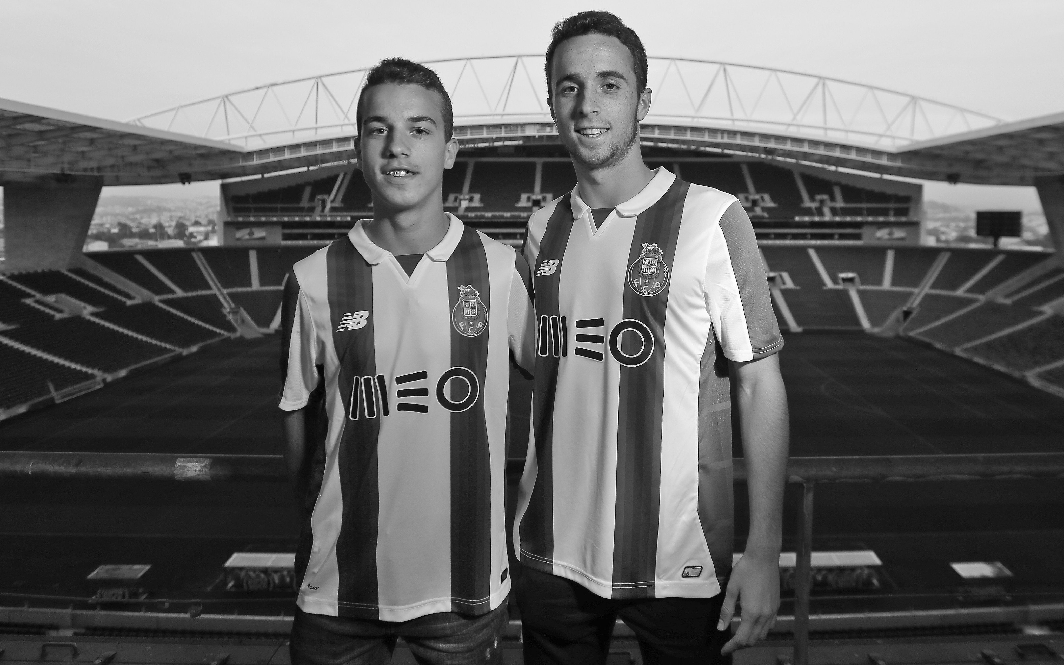 Jota next to his brother, Andre