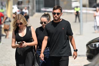 O jogador de futebol português Ricardo Horta (centro) chega à esteira de Diogo Jota, realizado na capela São Cosme, na cidade de Gondomar, perto do Porto.