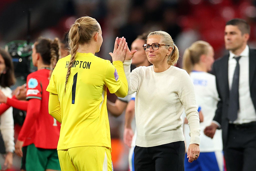 Wiegman apoiou Hannah Hampton para ser seu novo nº 1, enquanto ela gerencia uma 'transição' em sua equipe
