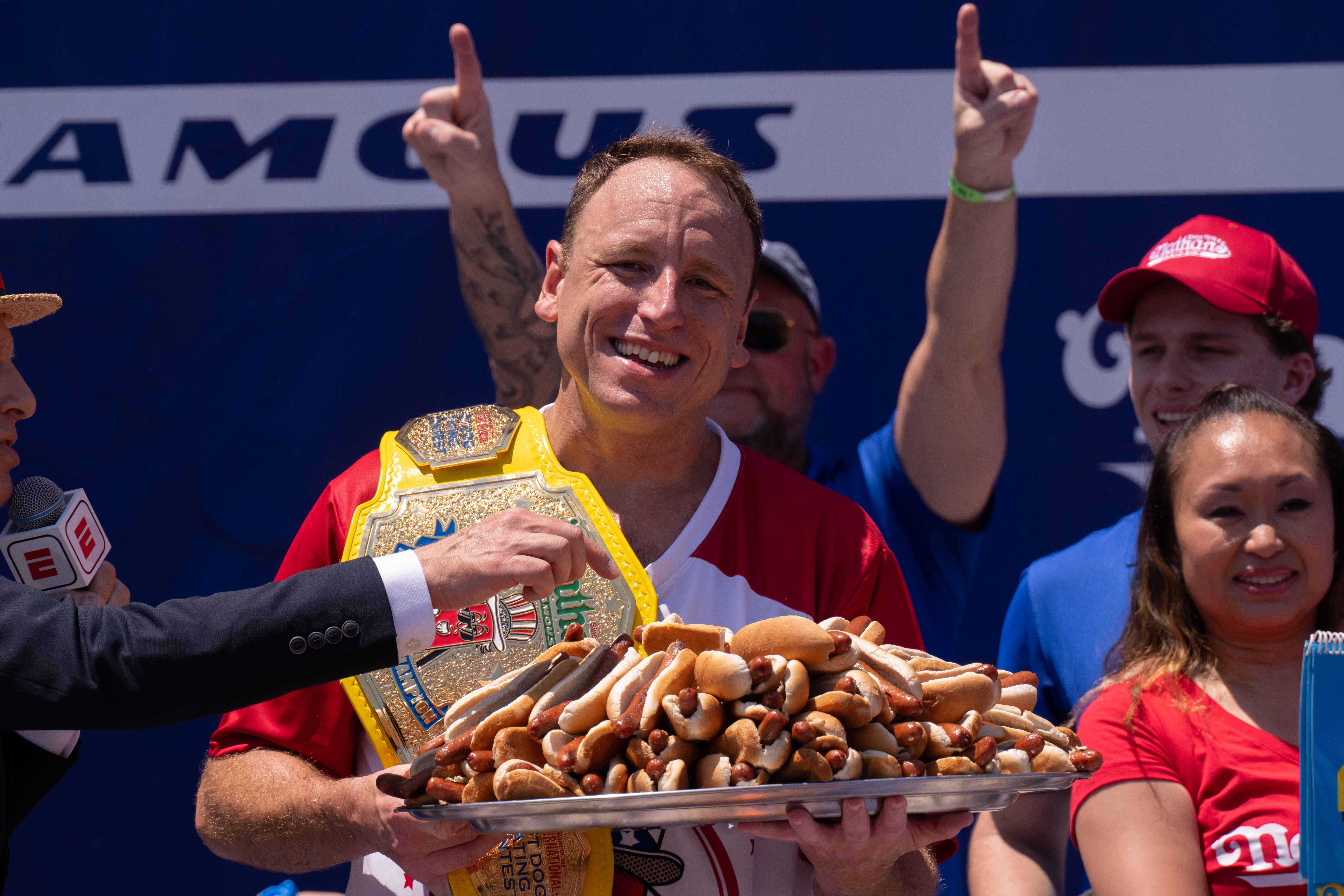 Chestnut zjadł 70,5 hot dogi i bułki w 10 minut w tym roku - po prostu nieśmiało 76