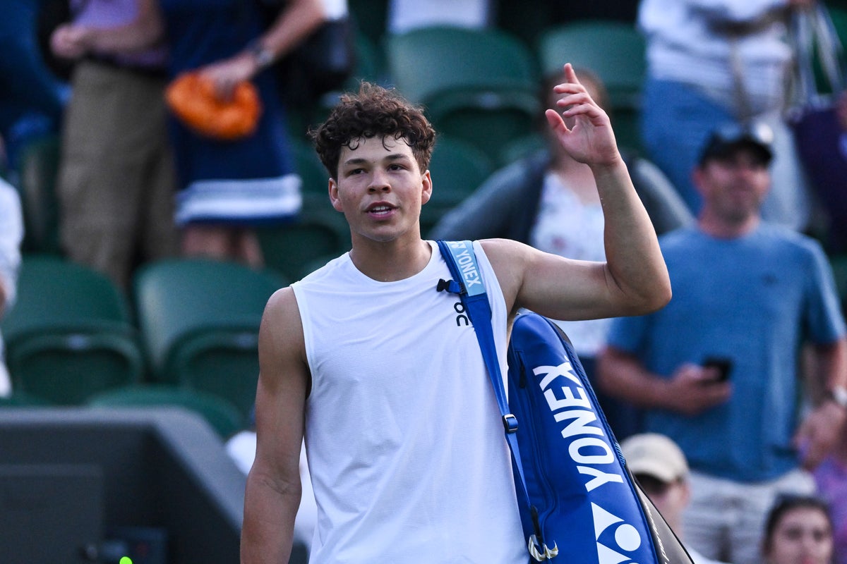 Ben Shelton left furious after ‘unbelievable’ decision to suspend play at Wimbledon due to bad light Ben Shelton left furious after ‘unbelievable’ decision to suspend play at Wimbledon due to bad light