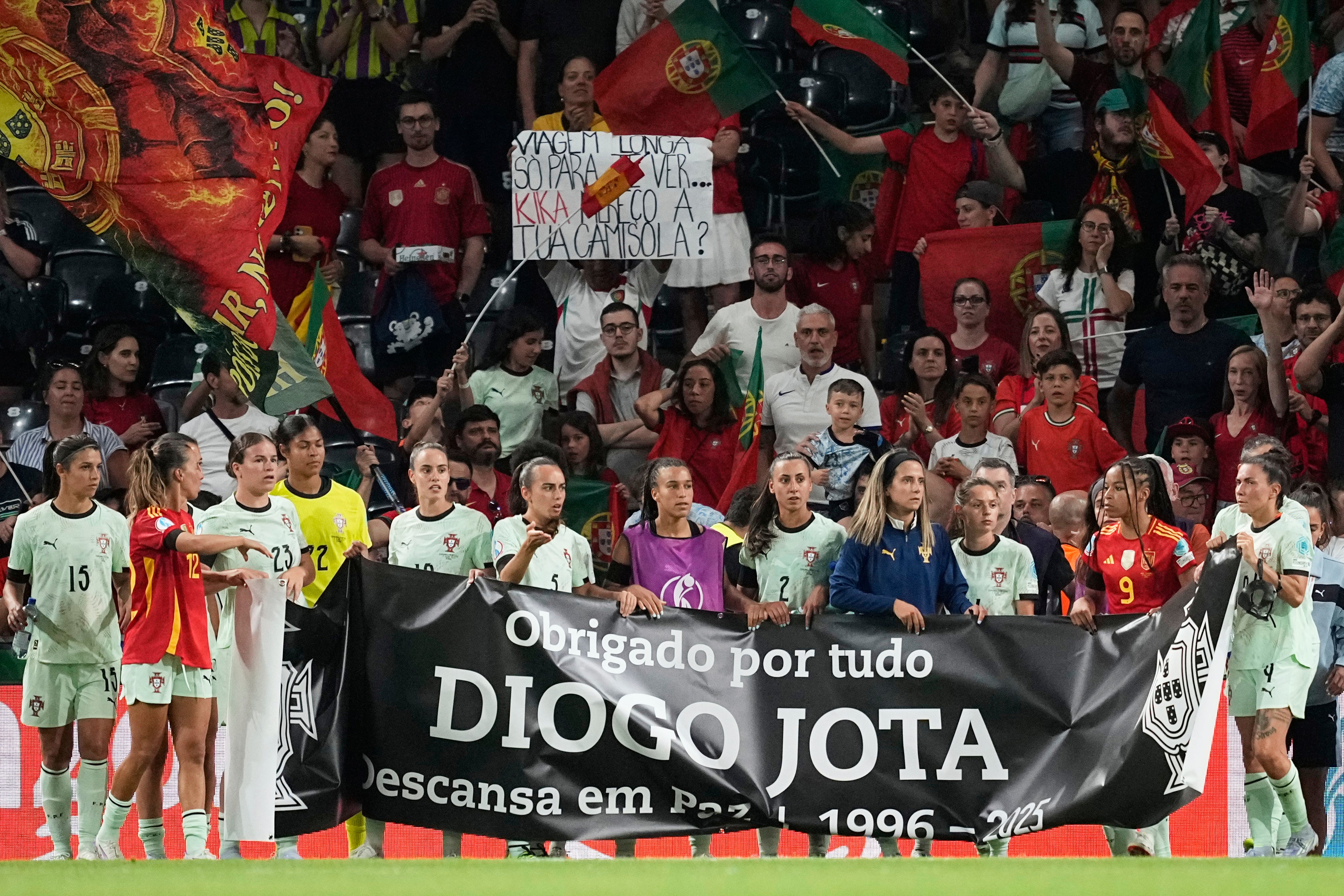 Der portugiesische Spieler hält Banner am Ende des Europapokals 2025 zwischen Spanien und Portugal zu Ehren des portugiesischen internationalen Fußballspielers Diogo Jota ab