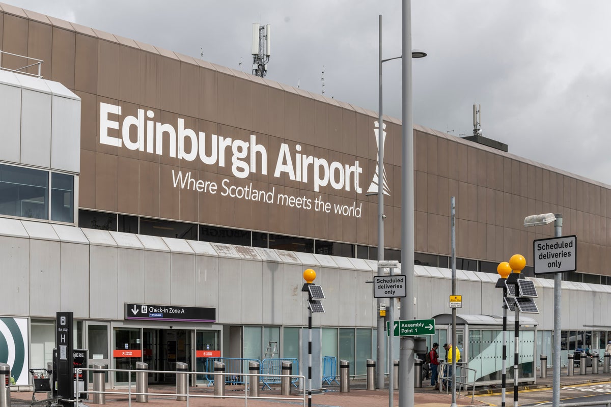 Image for Edinburgh airport suspends all flights after emergency plane landing