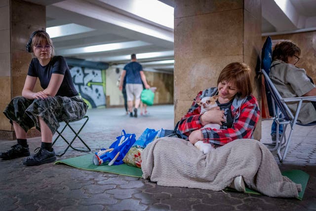 <p>Ukrainian people hide in a Metro station to avoid Russian drone strikes</p>