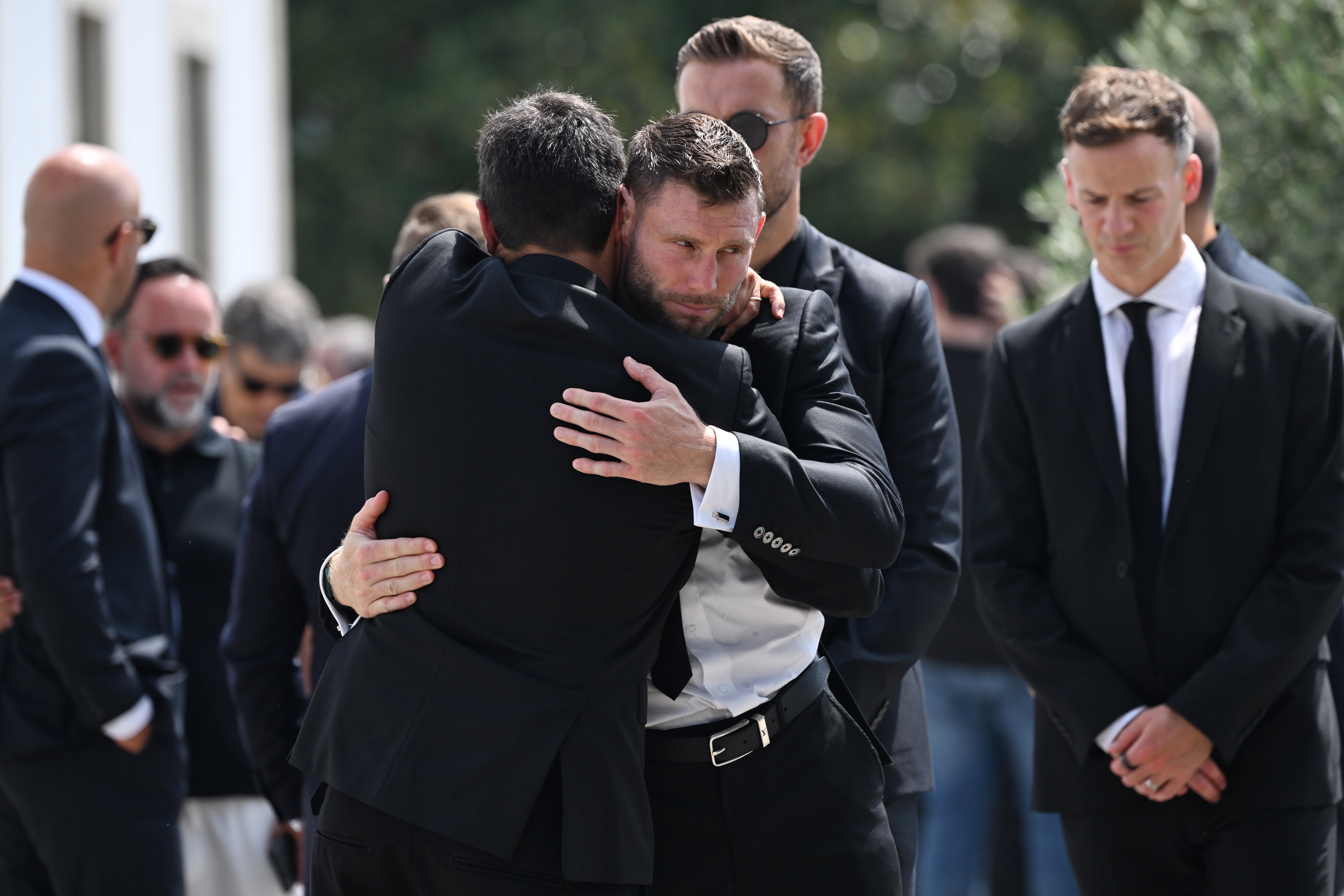 El ex compañero de equipo del Liverpool de Jota, James Milner, se emocionó visiblemente después del funeral