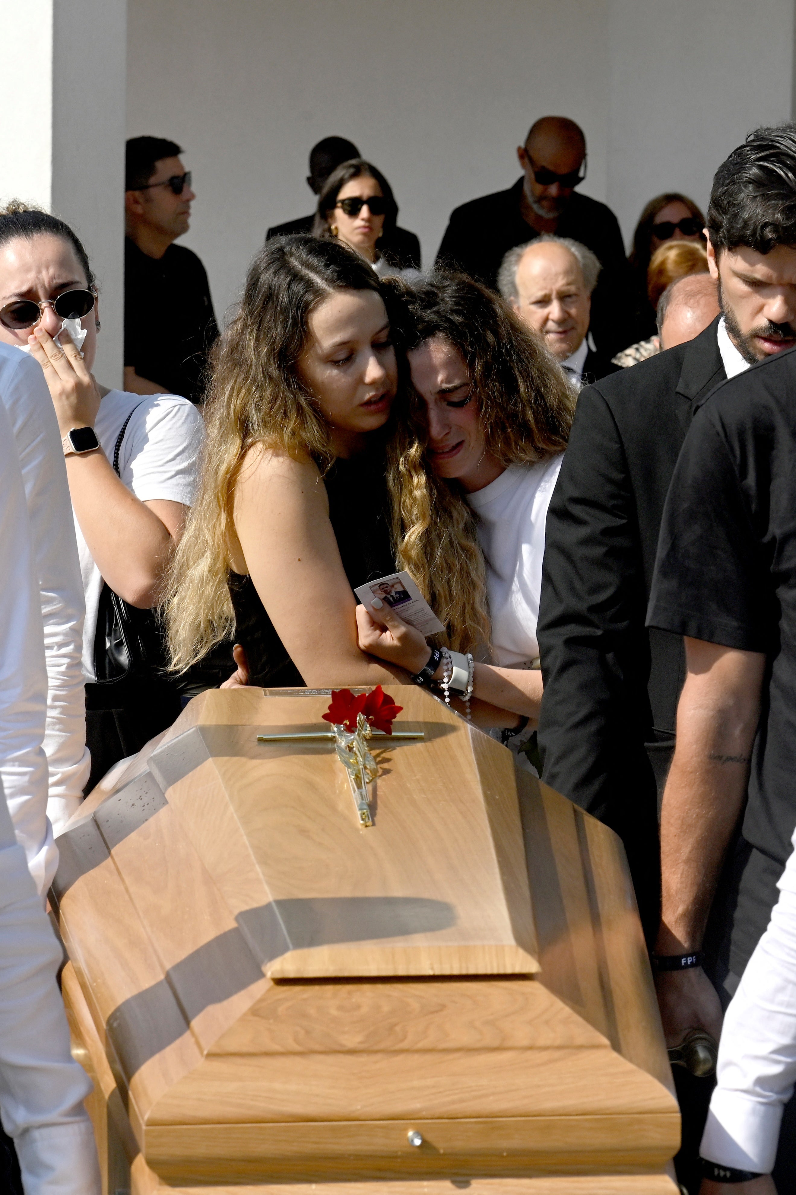 La esposa de Diogo Jota, Rute Cardoso (derecha) y su hermana reaccionan cuando los portadores llevan el ataúd