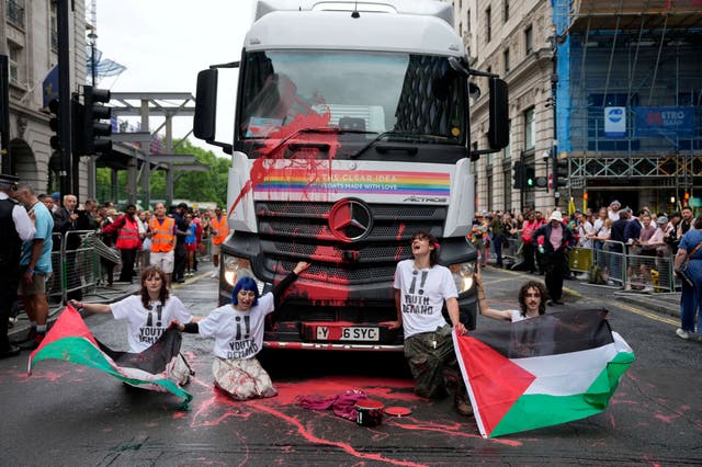 <p>Several campaigners have been arrested after they blocked US-based company Cisco’s float in central London.</p>
