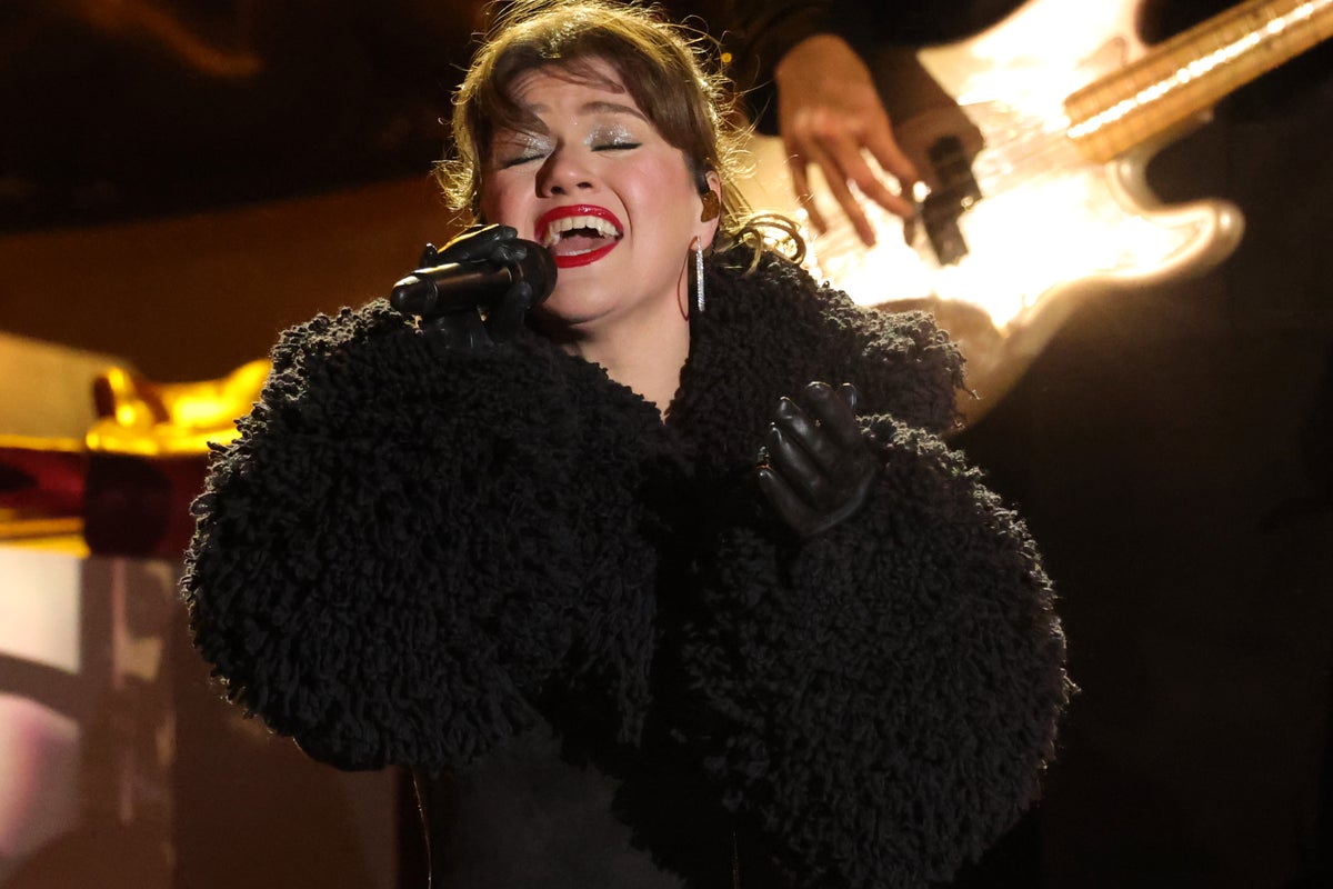 Kelly Clarkson says she’s ‘devastated’ after postponing Las Vegas residency only hours before showtime Kelly Clarkson says she’s ‘devastated’ after postponing Las Vegas residency only hours before showtime