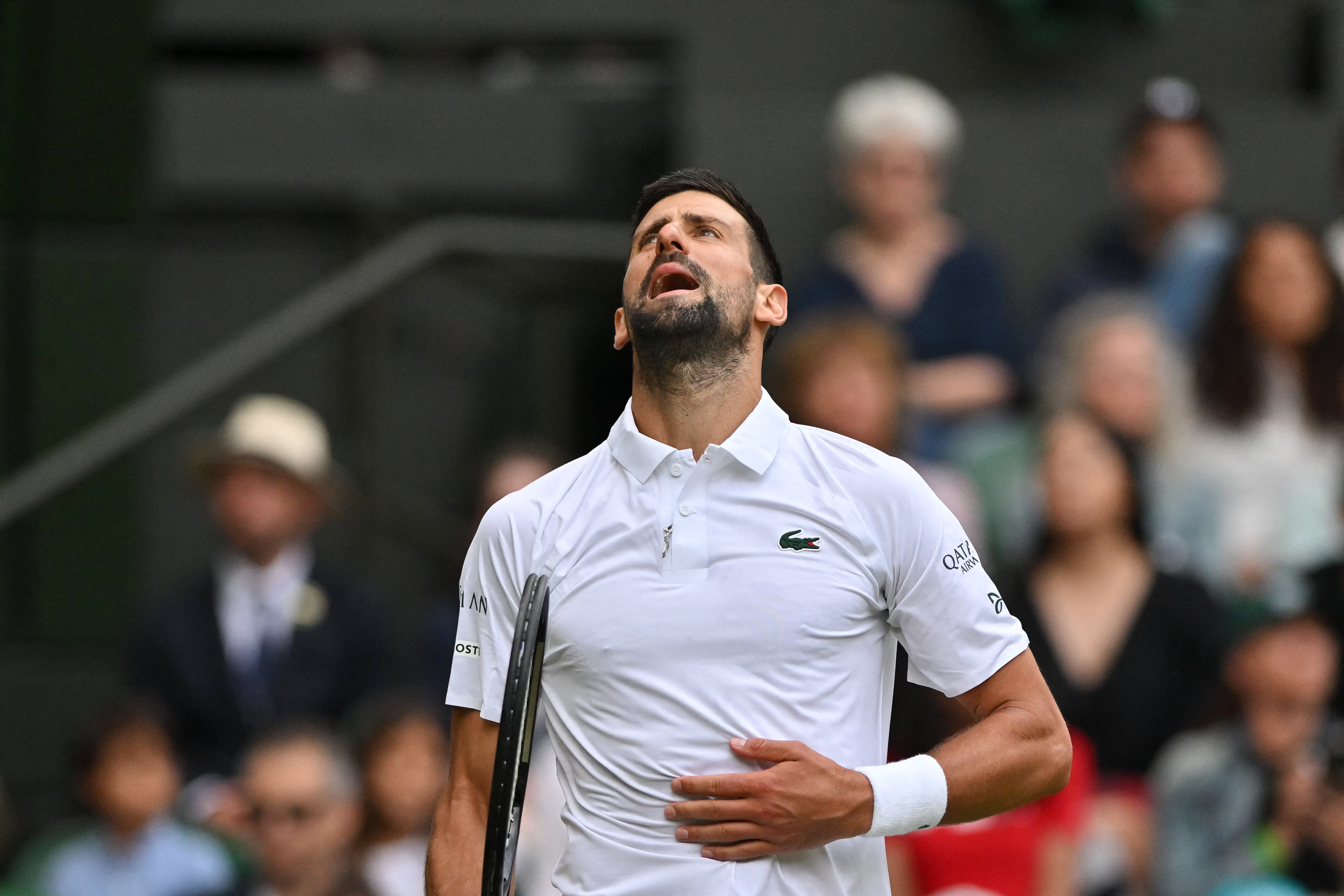 Novak Djokovic leva um segundo para se recuperar após uma longa manifestação