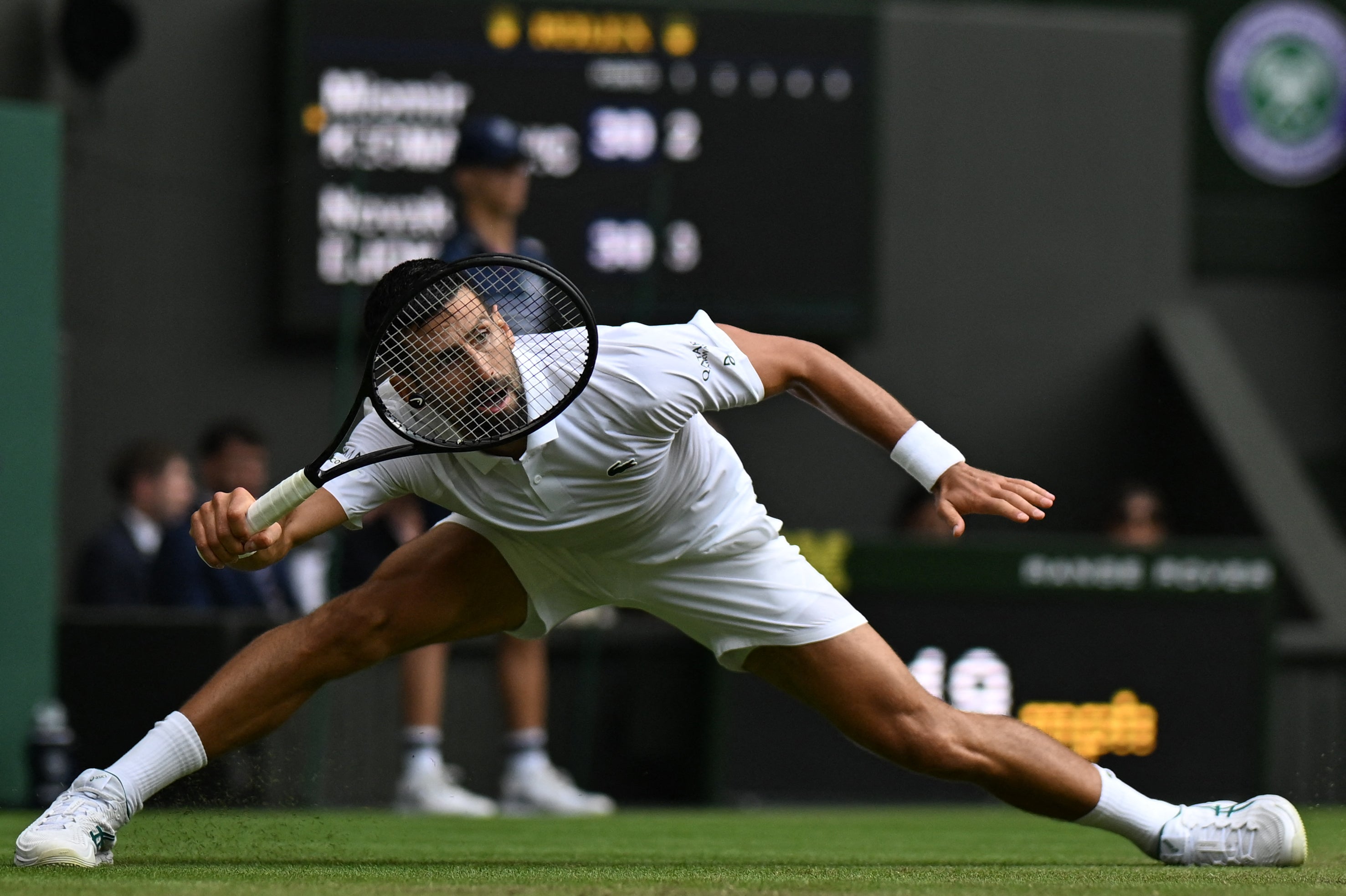Djokovic slides para devolver a bola