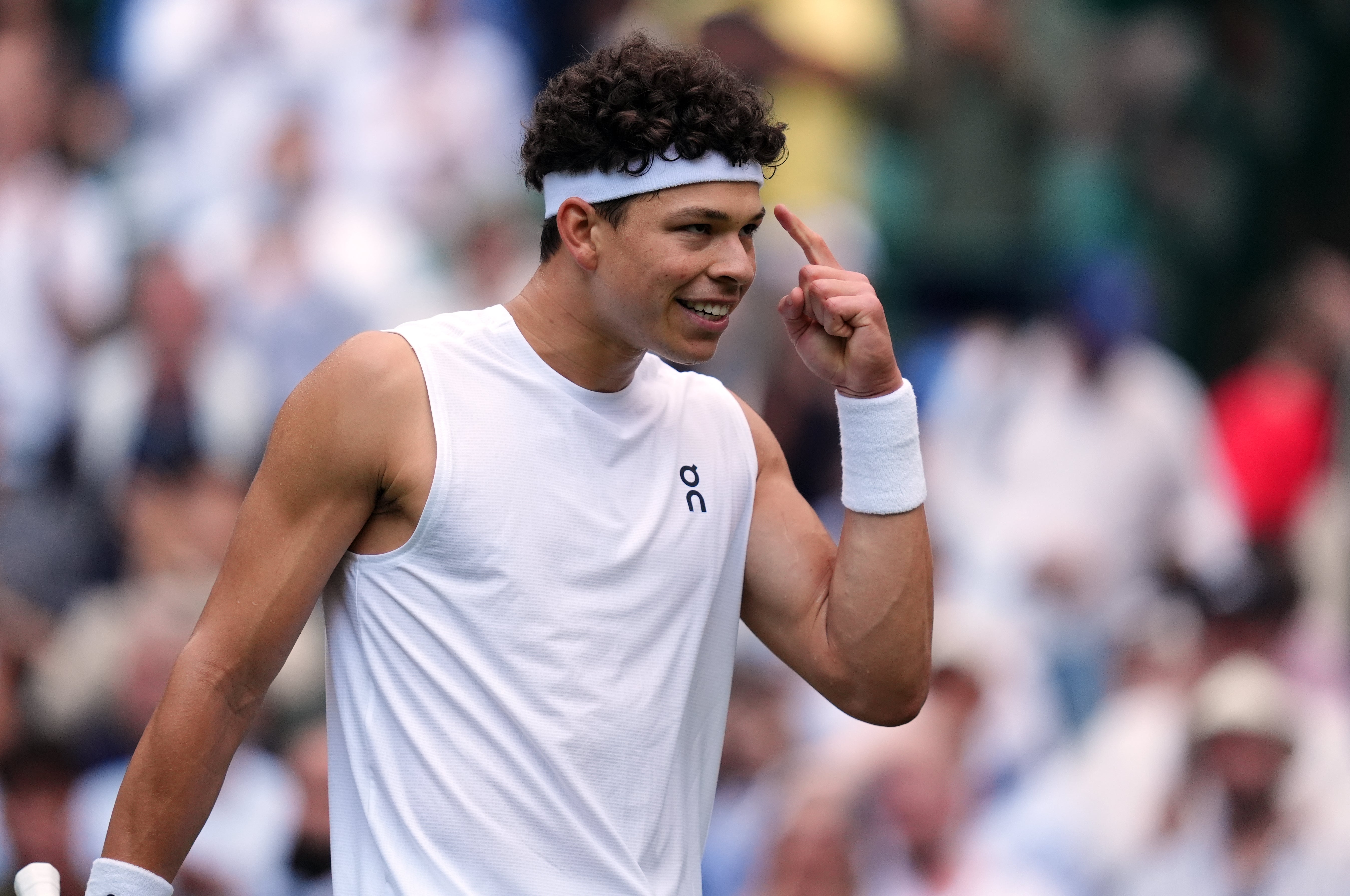 Ben Shelton je na štvrtom roztočení vo Wimbledone vďaka podpore sestry Emmy, jej „Lucky Charm“
