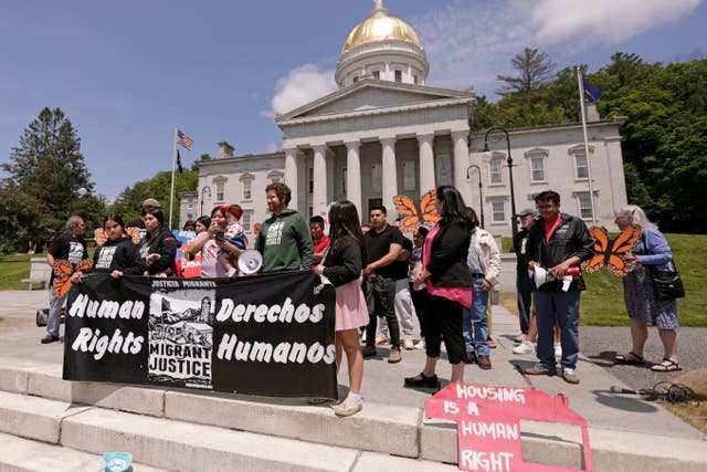 <p>Miembros de Migrant Justice, grupo comunitario que defiende los derechos de los trabajadores agrícolas migrantes, celebran una concentración en Vermont, EE. UU.</p>